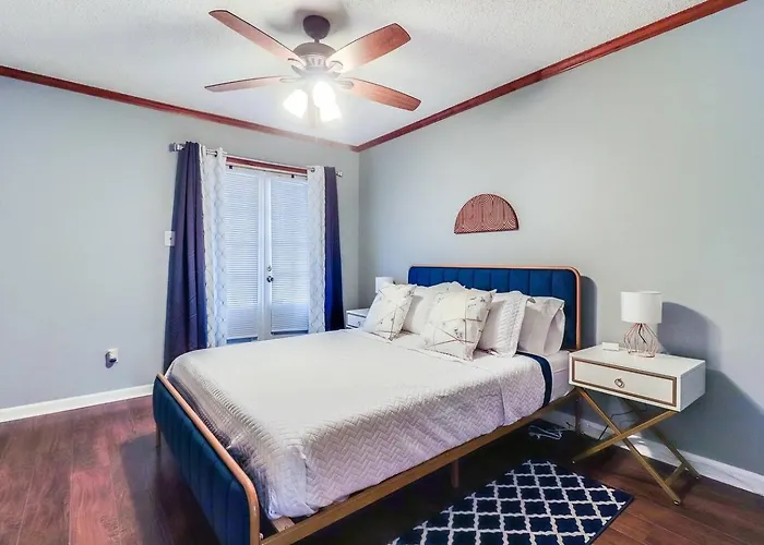 Palm Springs- 2 Master Suites, Style & Location!