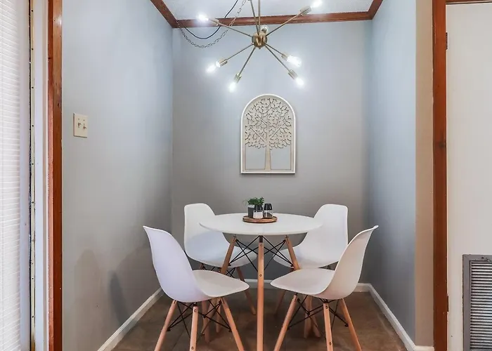 Palm Springs- 2 Master Suites, Style & Location!
