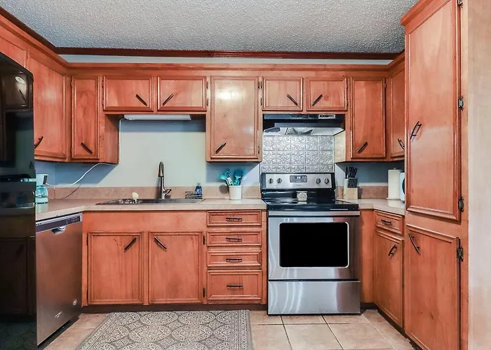 Palm Springs- 2 Master Suites, Style & Location!
