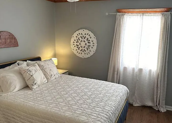 Palm Springs- 2 Master Suites, Style & Location!
